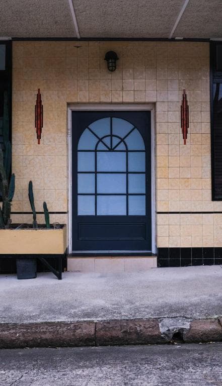 Charming Vintage Flat near Newtown. 11am checkout.