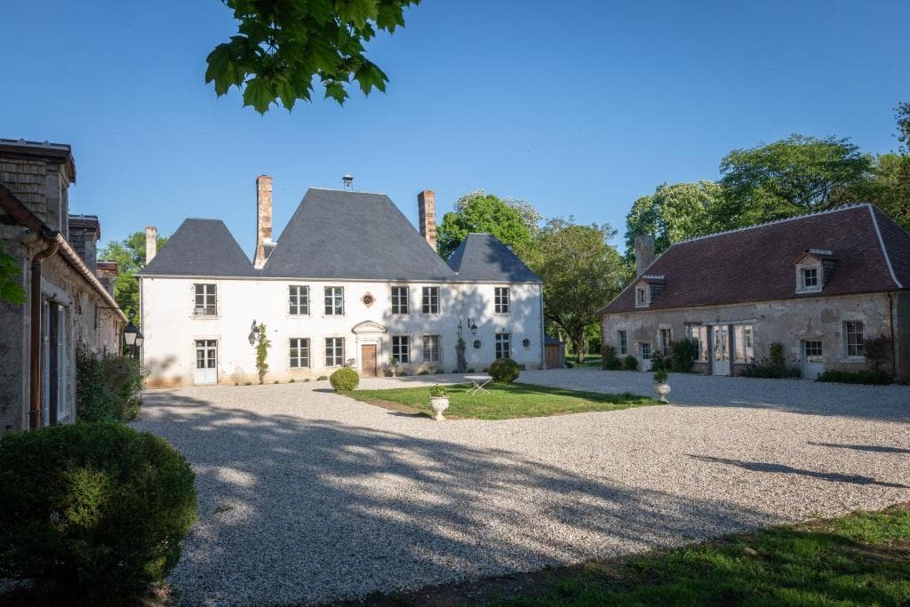 Le Chateau du Sollier - Charme calme et confort climatisation a 5mn du peage in Le Subdray, France