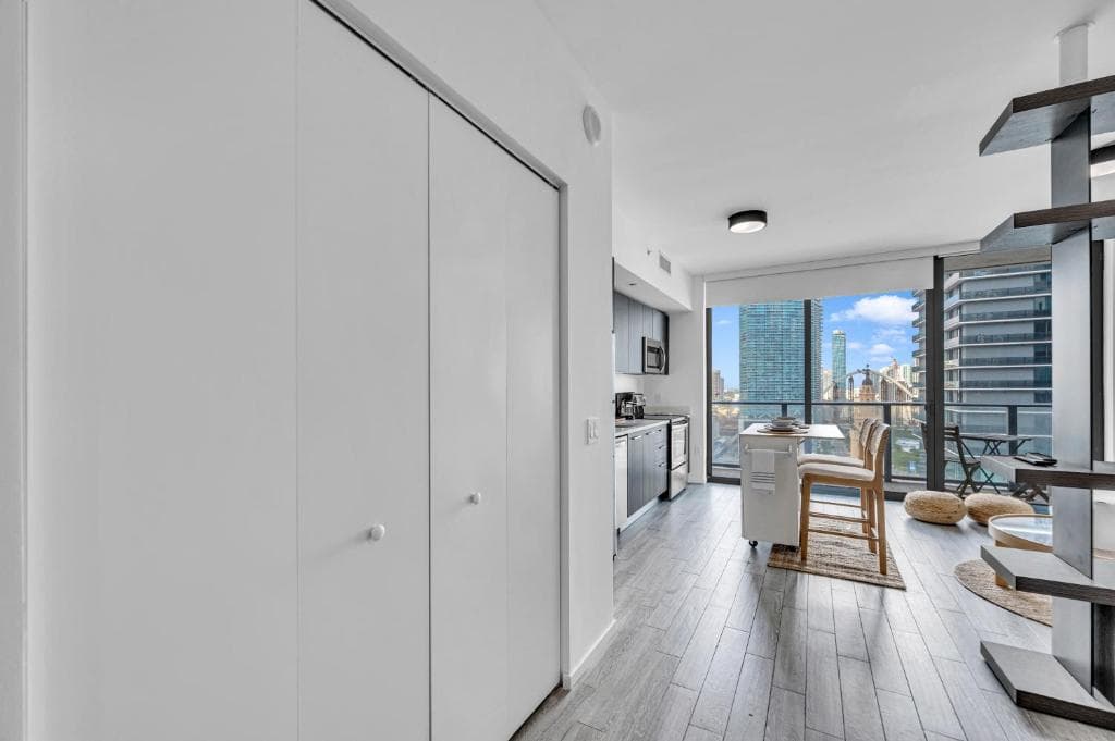 Casas Collection - Luxury High-Rise Condos - Downtown Miami - Pool & Gym - City & Ocean Views