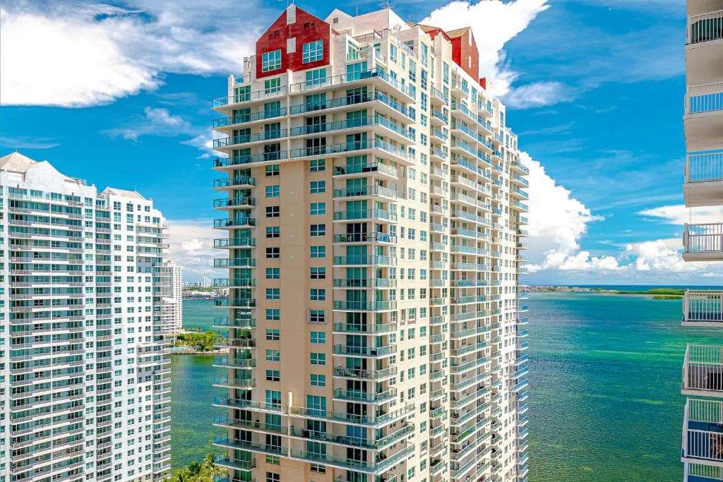 Miami condo with city & ocean views! Sleep up to 6! in Miami (FL), United States