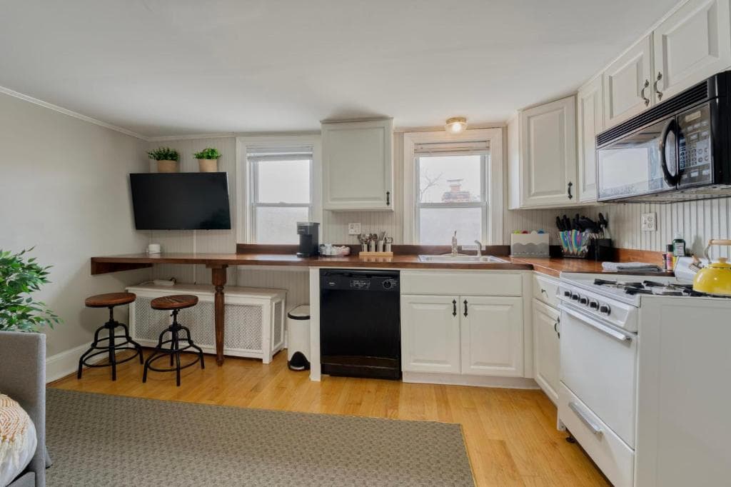 Capitol Hill 1 Bedroom Apartment with Free Parking