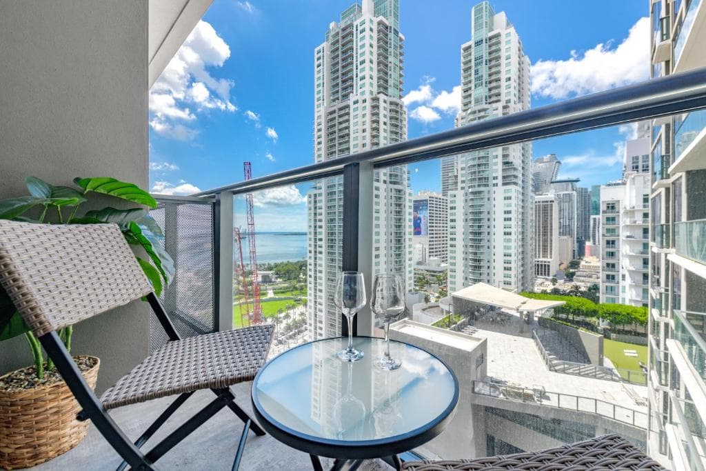Breezy Stays Luxury Residences - near Kaseya Center in Miami (FL), United States