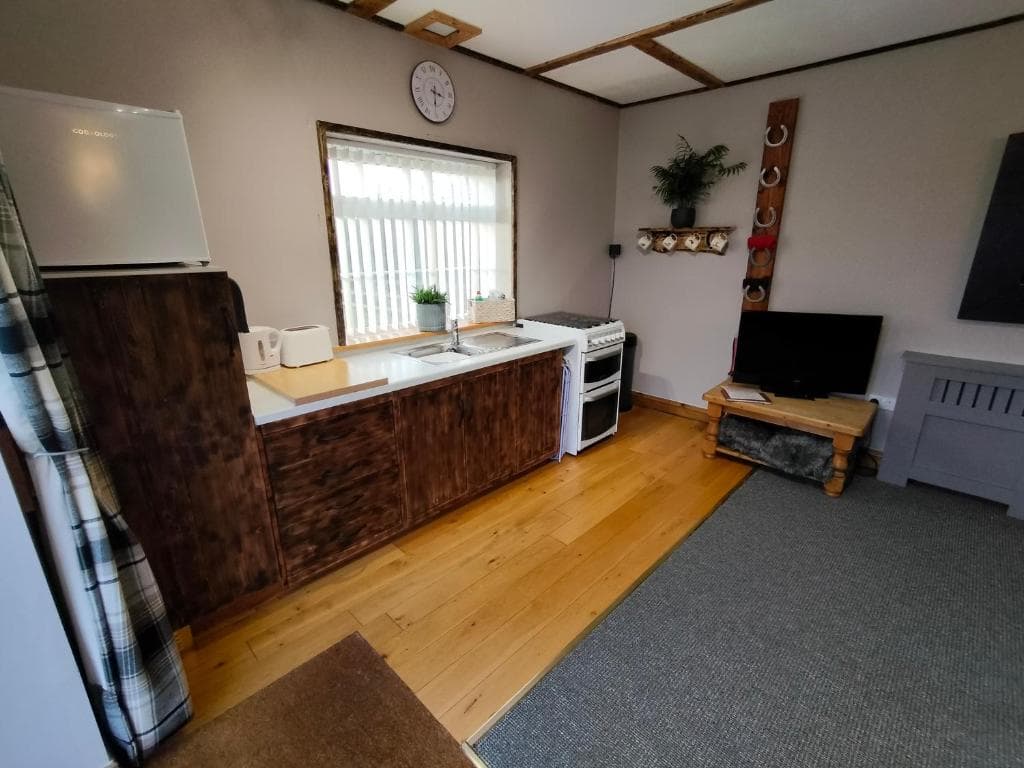 The Hideaway with hot tub in Chathill, United Kingdom