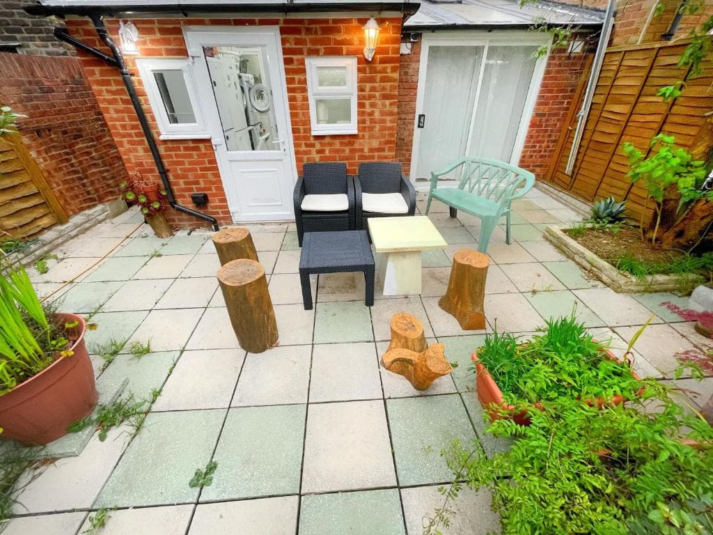 Luxurious House near Excel- Air Conditioning, 9 Beds, 2 Baths, Garden, fast WiFi in London, United Kingdom