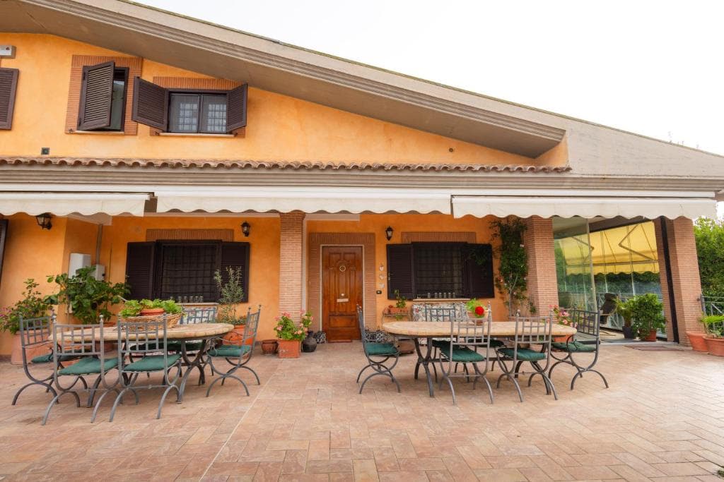 Villa Aureliana with pool near San Peter in Rome, Italy