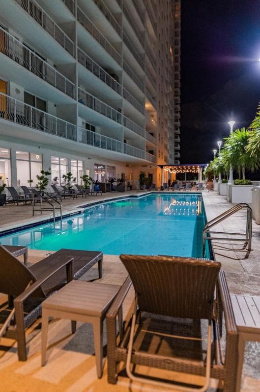 Studios in Brickell with Pool, Gym, free parking and Game Room in Miami (FL), United States