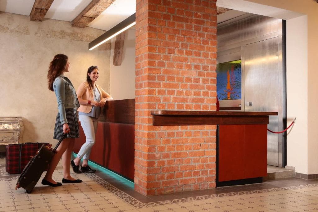 Hotel Munchner Hof und Blauer Turm in Regensburg, Germany