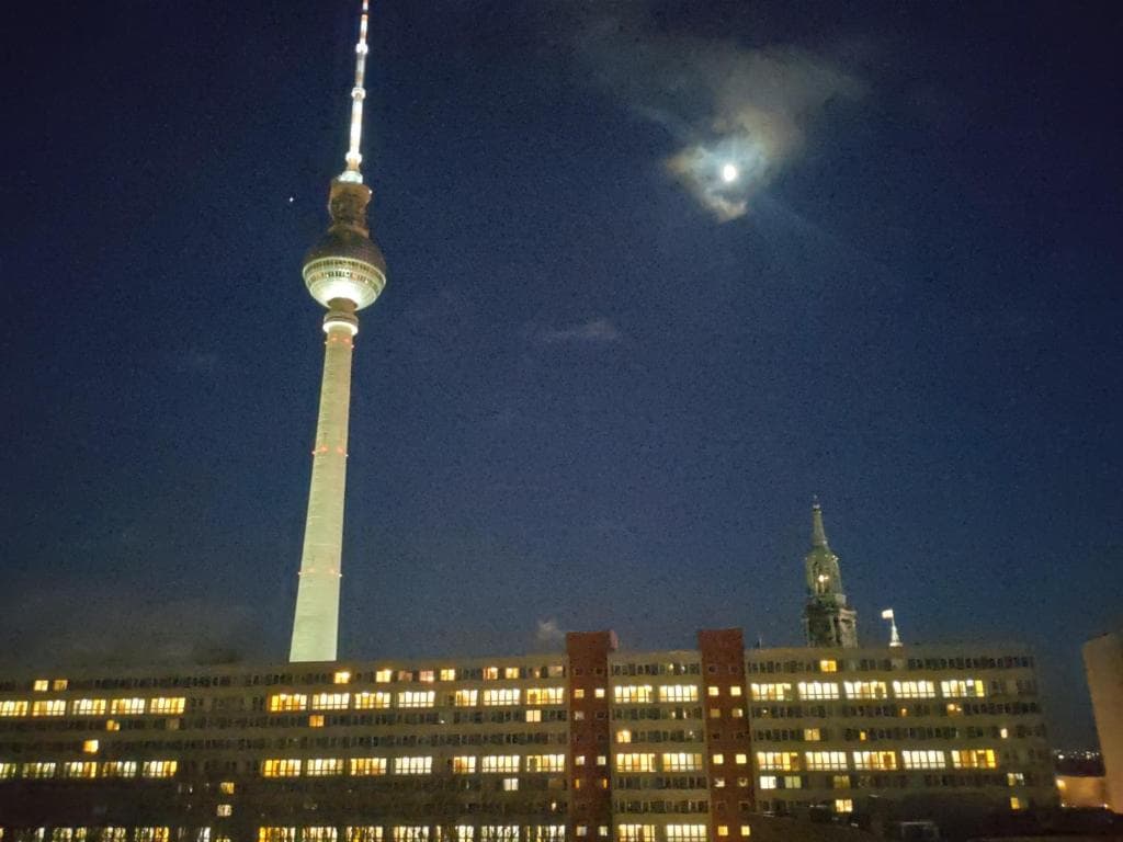 Mitte von Mitte - Blick auf den Turm in Berlin, Germany