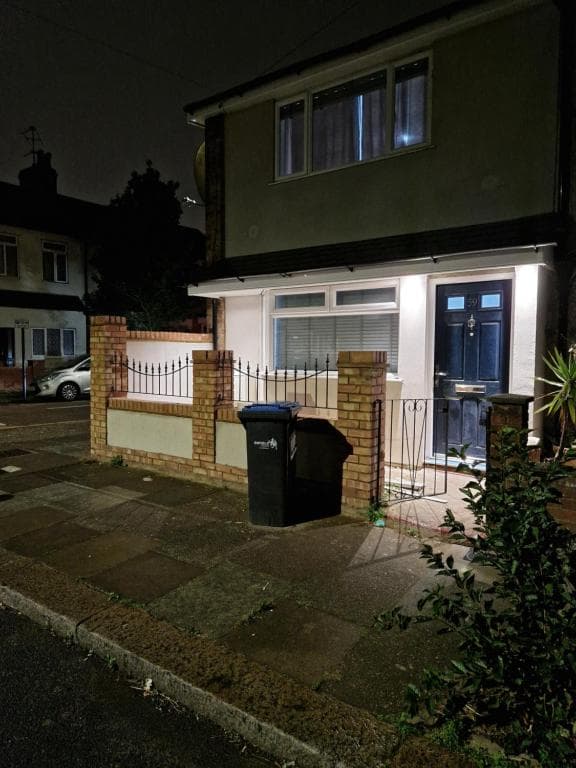 Stylish 2 bed home- short walk to Tottenham Stadium/Stations in London, United Kingdom