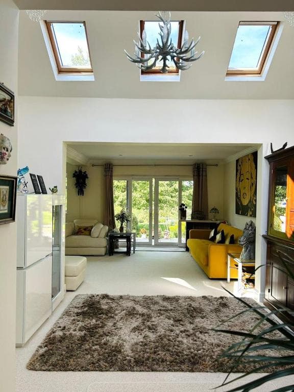Serene spacious room (double) in gorgeous bungalow on river near Thorpe park and Holloway University in London, United Kingdom