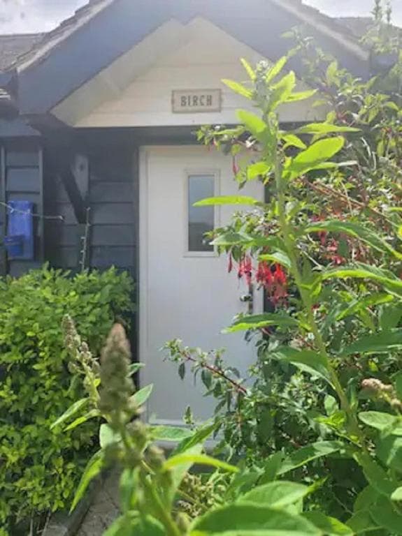 Birch Cottage with private wood fire hot tub in Harrietsham, United Kingdom