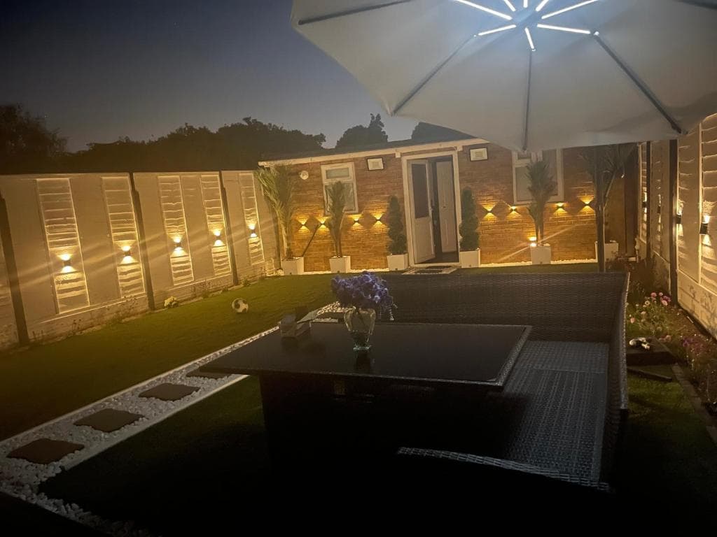 Heathrow Garden Lodge - Free Parking - Netflix - Prime - Coffee - WiFi in London, United Kingdom