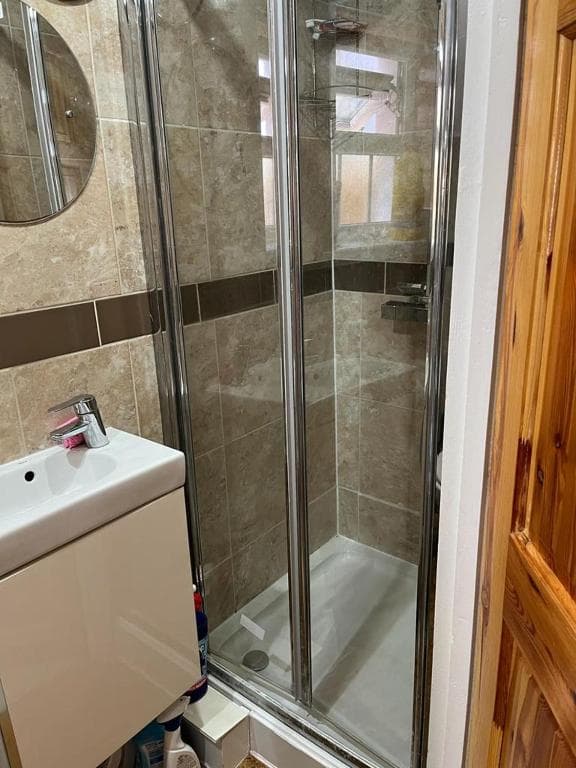 Large Double Bedroom with free on site parking max car length 5 metres in London, United Kingdom