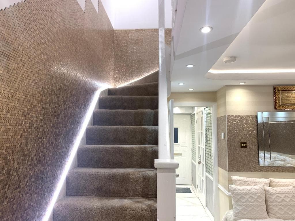 Air Conditioned Modern Double Bed Room with Private Attached Bathroom - FREE Parking - Near London H in London, United Kingdom