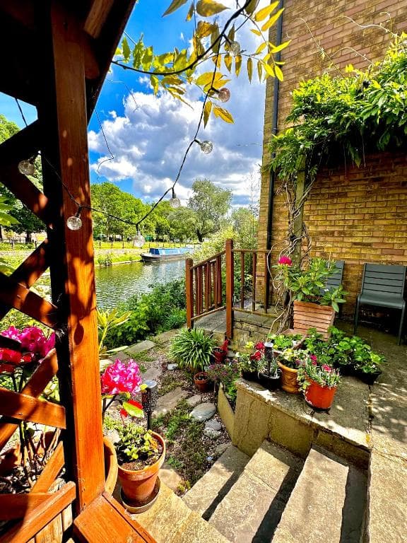 Amazing Location - City of London- 2 Bedroom Stunning Canal View House With Private Garden,Parking & in London, United Kingdom