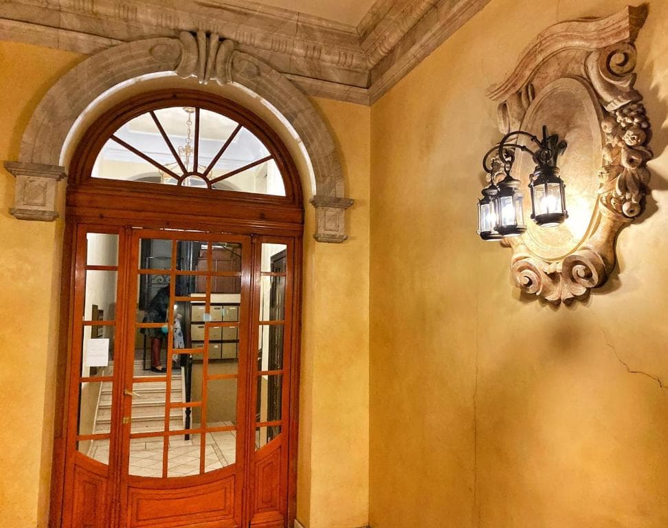 Apartment in monumental square Madrid Center in Madrid, España
